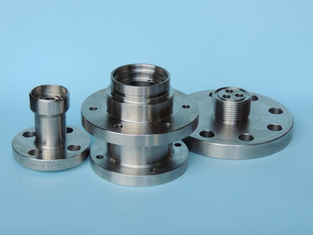 lavorazioni-meccaniche-speciali-piccole-serie-in-conto-terzi-flange-a-saldare-speciali-min-scaled